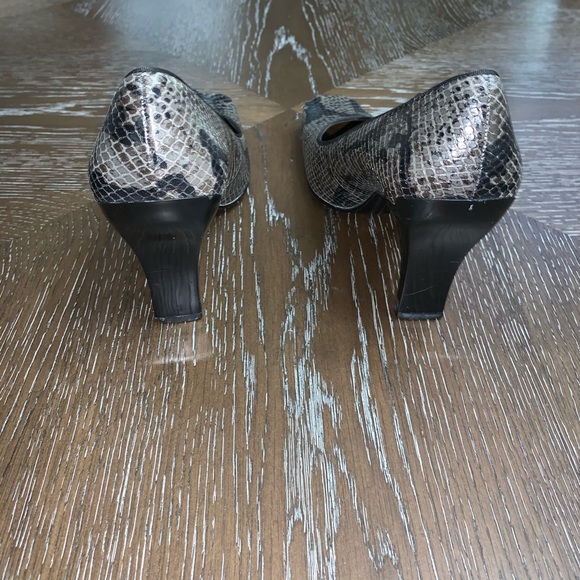 Vintage 90’s Enzo Angiolini gray snakeskin heels - Picture 3 of 15